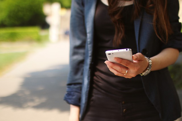 スマホを持っている女性